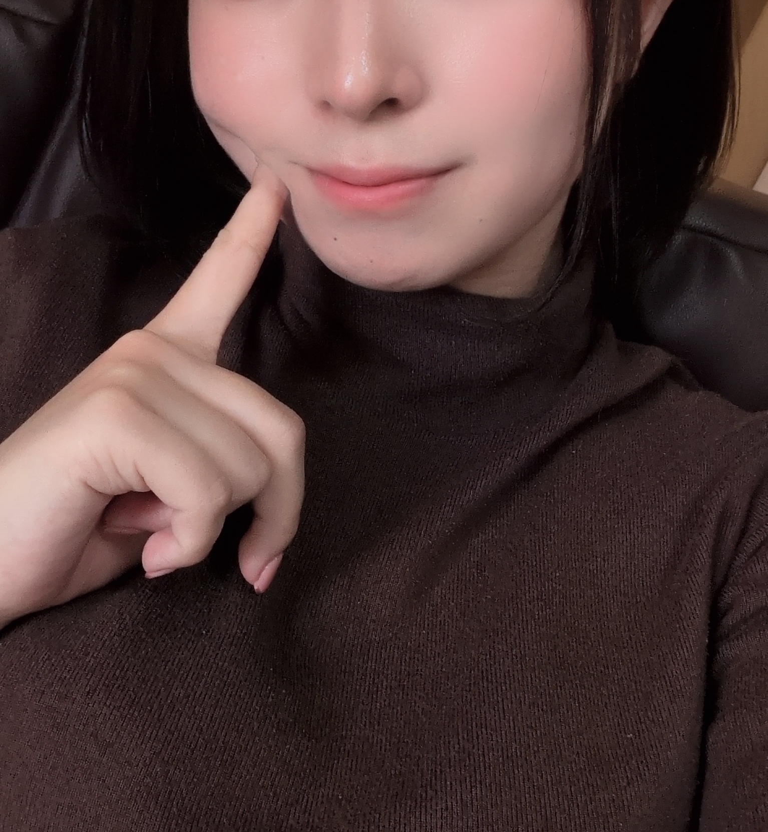 ぶりっこポーズ∠(　˙-˙  )／