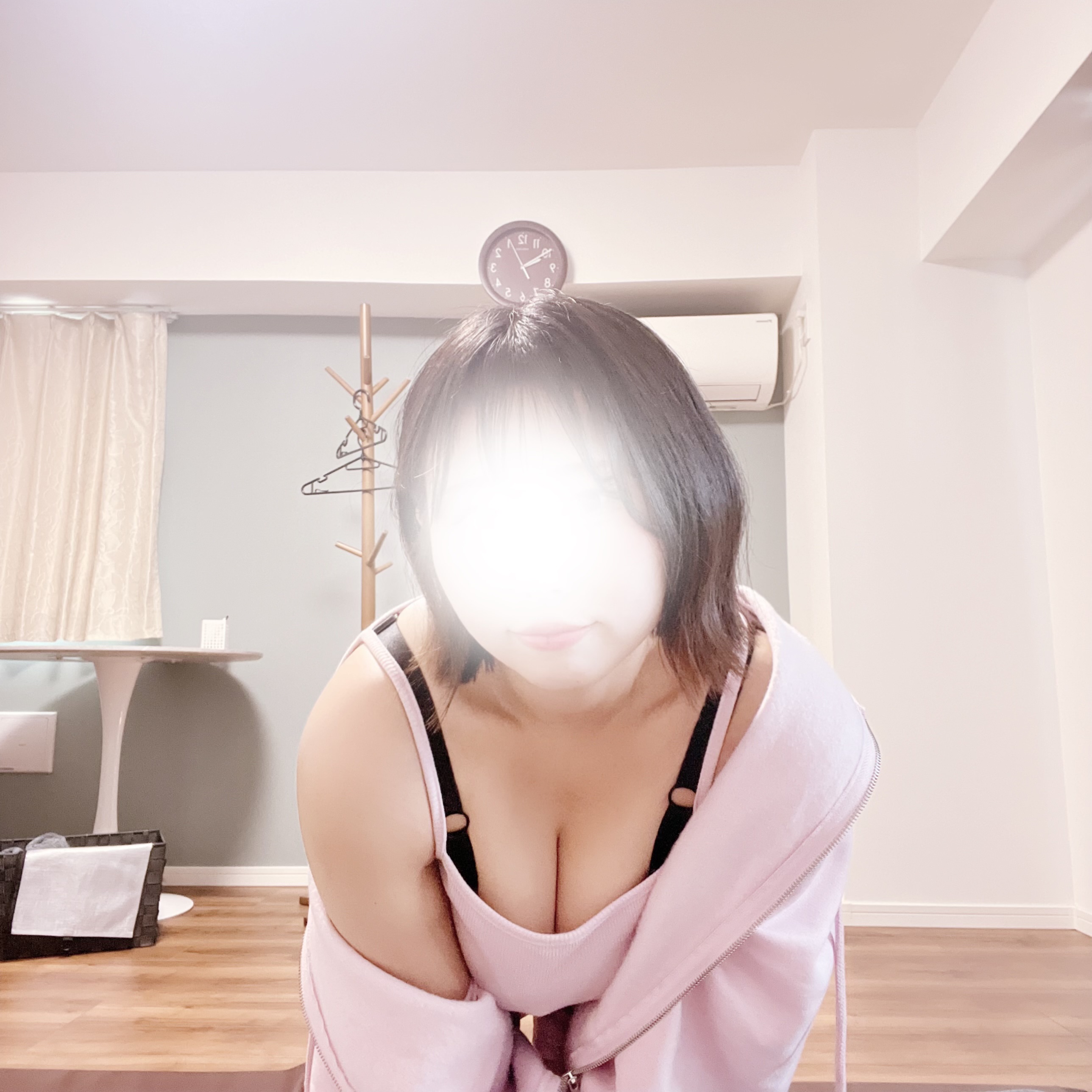 しゅ！

おはよ🪽
ぴんくのお洋服でるんるんなるいです💭
みんなは何色がすき？？
髪も伸びてきたから外はねにしてみました🥰
実物みにきてね🐶

きょうも北千住るーむでおまちしてます🩵
