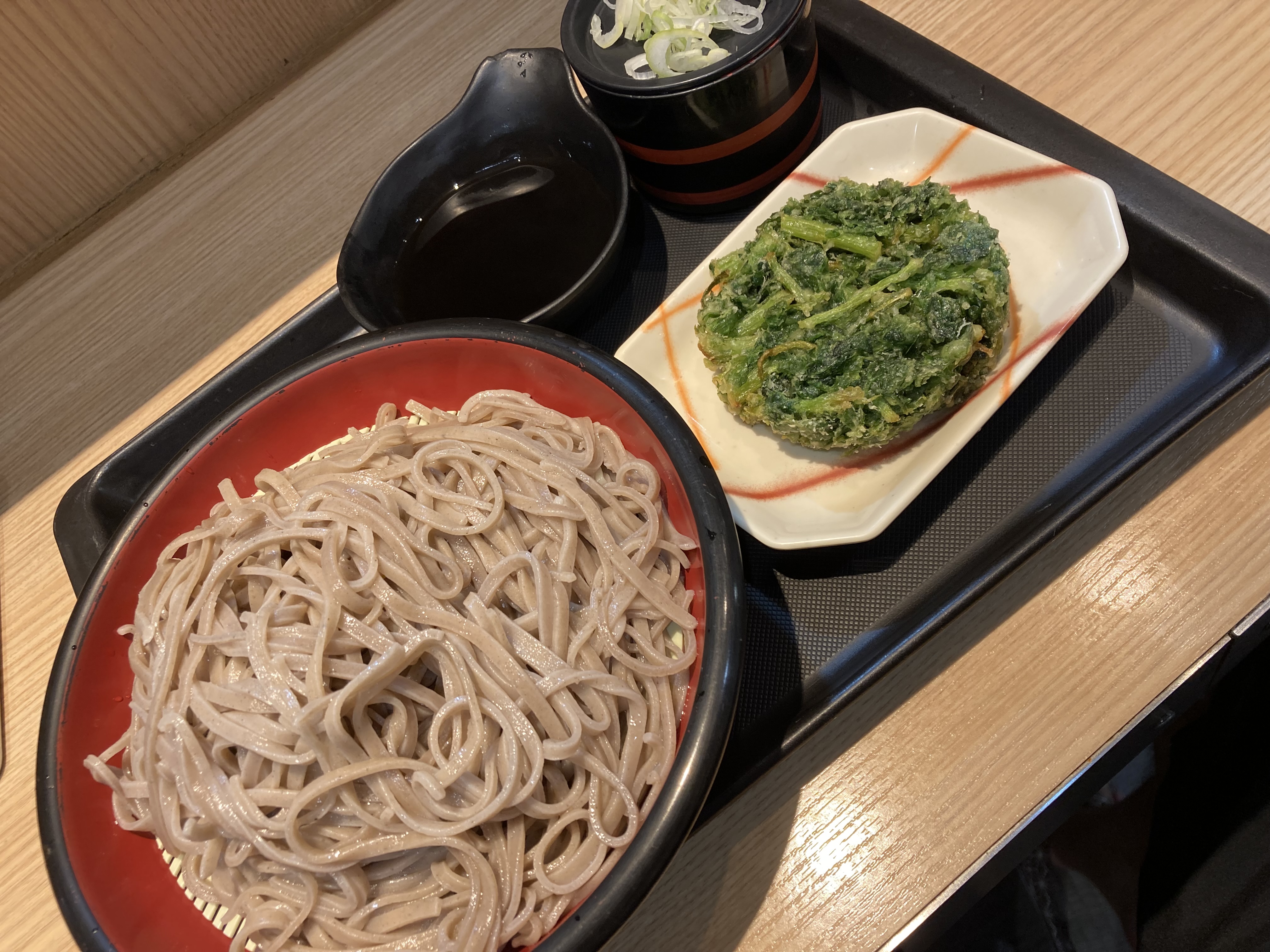 とむ