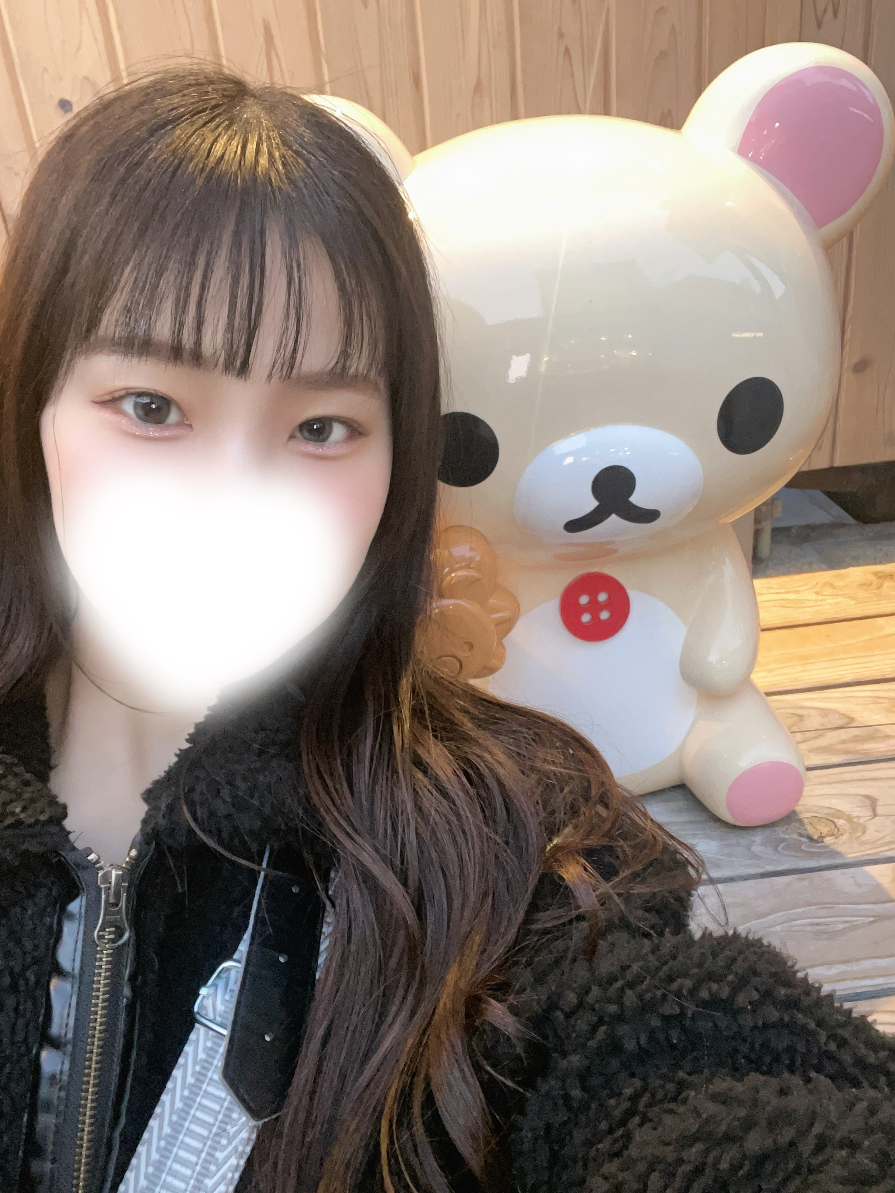 昨日おとといと来てくれたお兄さんたちありがとうございました🥰💕とっても楽しい時間過ごせたよーっ
今日はお休みだから家でゆっくりしてる🏠

実はつい最近までこんなに髪の毛長かったんだー🫪✨思い切ってイメチェンして今の長さになったんだけどみんなはどっち派かな？💕来て教えてくれたら嬉しいなっ😘