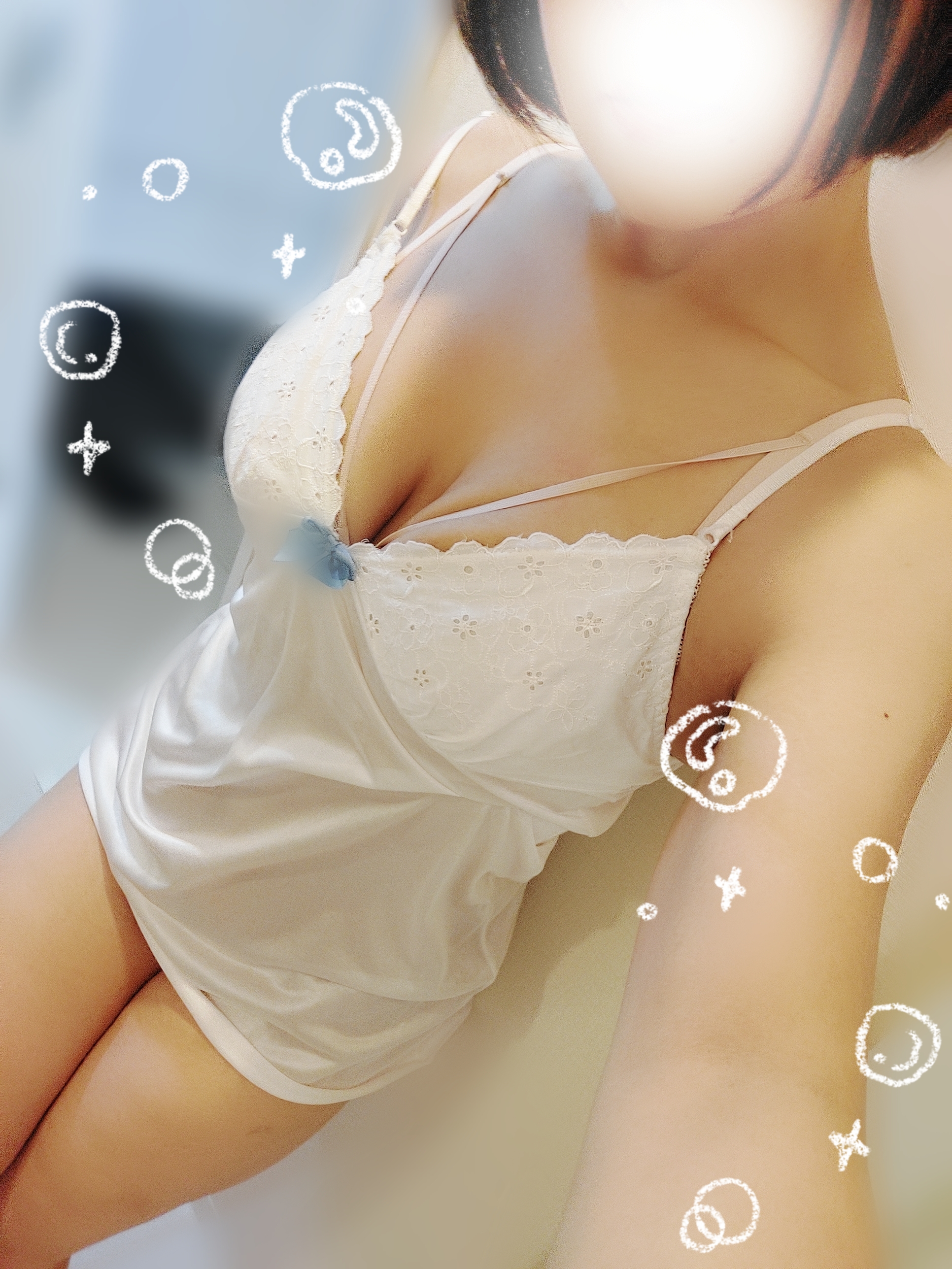 おはよう～(  ¯꒳​¯ )ᐝ

既に朝布団から出るのが
しんどくなってきている…😂早い 笑

寒いのは苦手だけど暑い方が苦手だから
今の時期が1番過ごしやすい‼️

…はずなのに今年は夜寒くなるの早い気が…🥲


みんなもおうちに籠ってるんかな～🙄

あったかマッサージしてあげるから‼️
むちすぱにでておいで🥺👊🍼

今日も北千住にいるよ🥰🩷