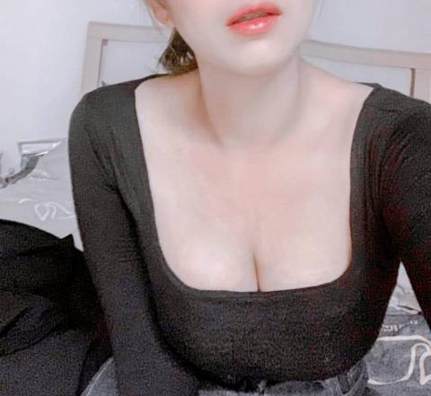 依織(25)
