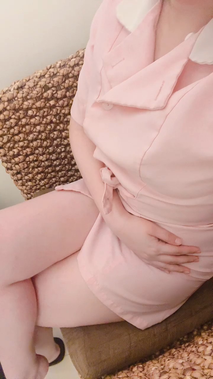 意地でもお腹は隠しますよ😝